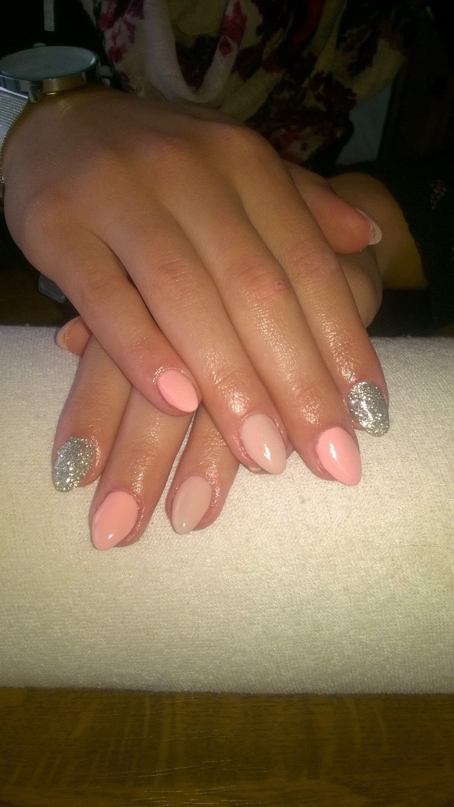 Salmon And Beige Gel And Silver Glitter Gelove Nehty A Nehty