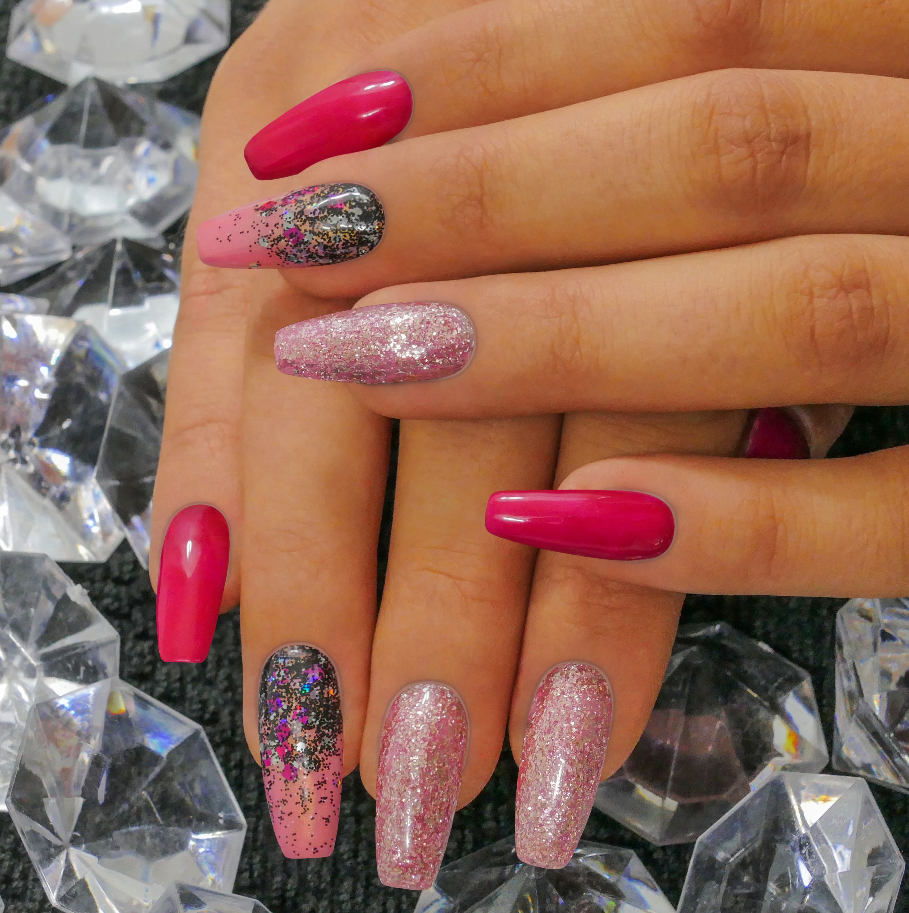 Kombinace Trpytek A Ruzove Ta Nikdy Nezklame Manicure Nails Naninails Nailart Pink Glitter Nail Art Nail Designs Nails