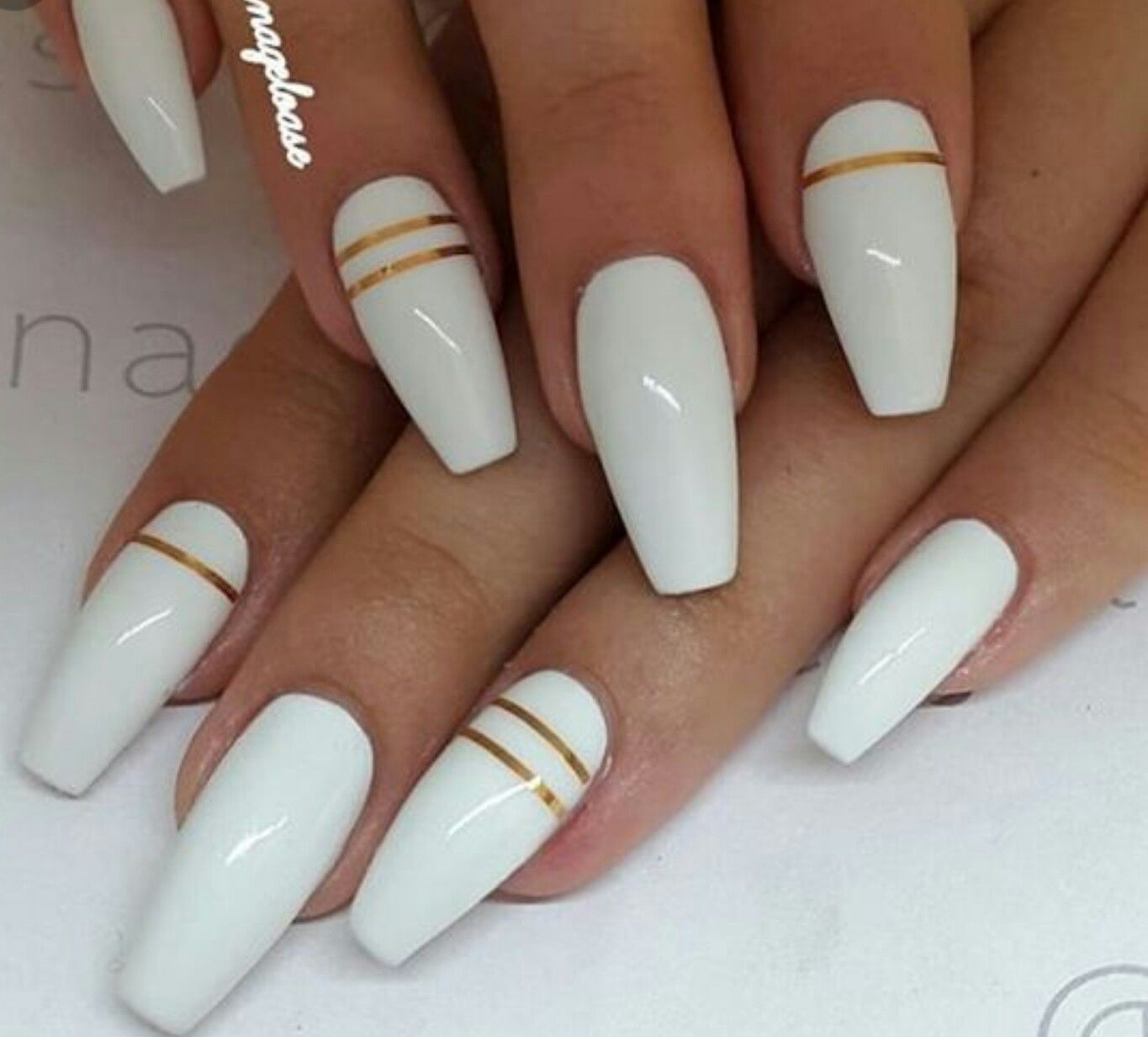 White Nails With Gold Lines With Images Design Nehtu Gelove Nehty Nehty