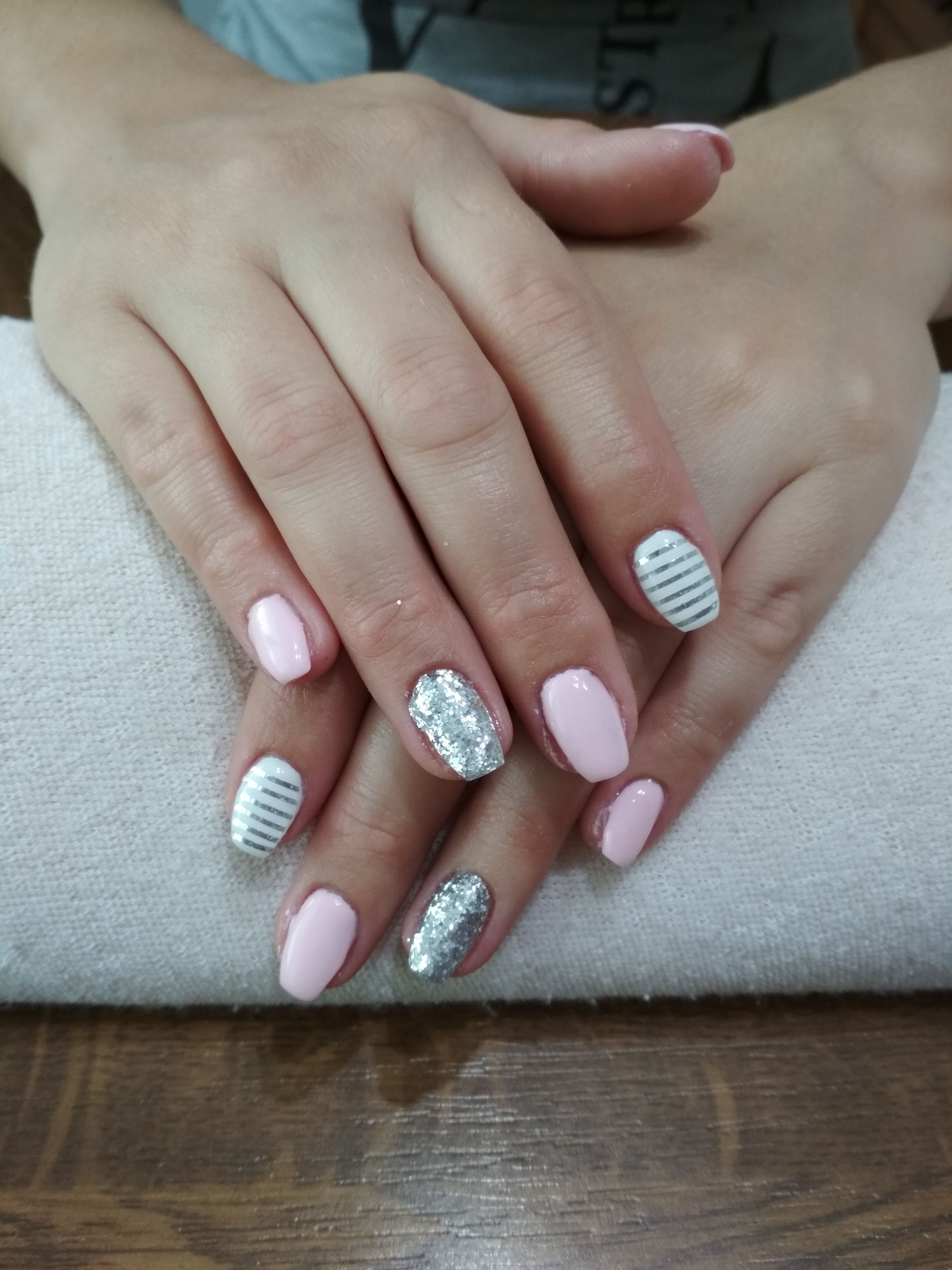 Pink And White Gel Silver Glitter Nad Silver Stripes Nehty Gelove Nehty