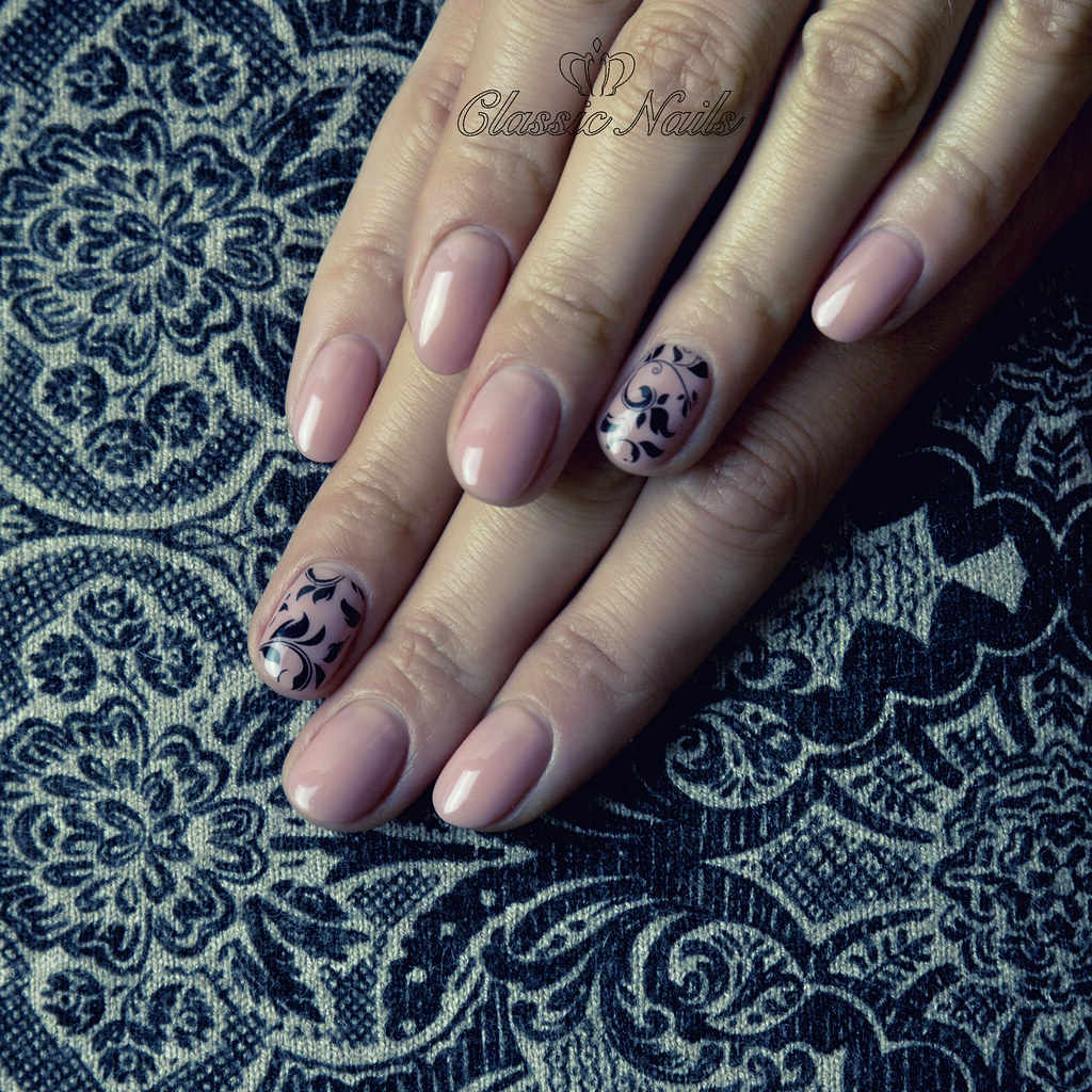 Nude Nyomdazott Gel Lakk Korom Female Hands Nails With Be Flickr