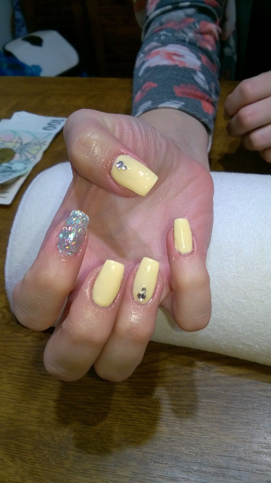 Yellow Gel And Silver Glitter Nehty